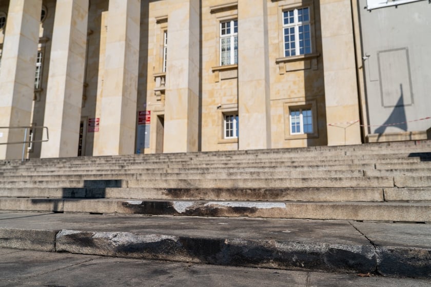 Uszkodzenia budynku Urzędu Wojewódzkiego po demonstracji rolników