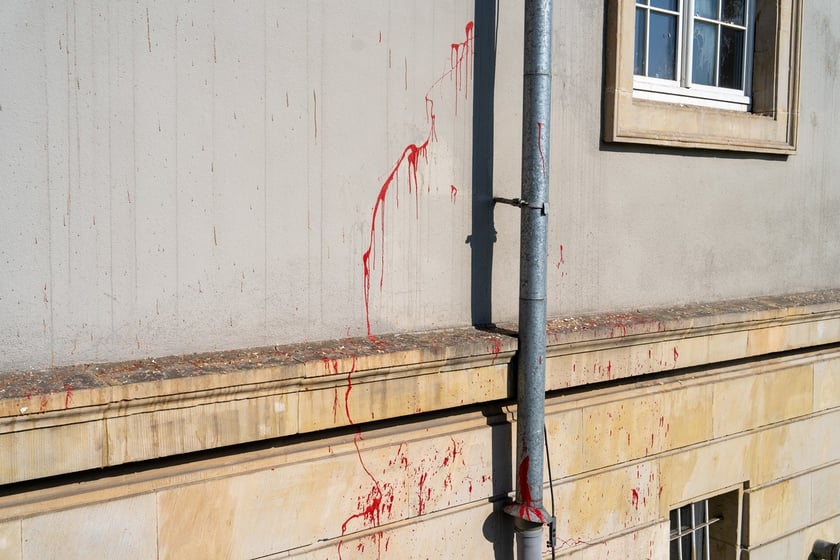 Uszkodzenia budynku Urzędu Wojewódzkiego po demonstracji rolników
