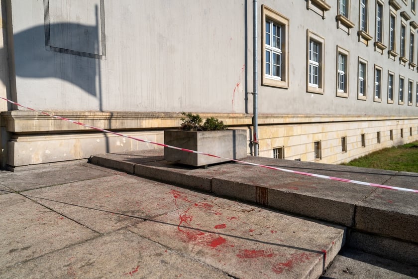 Uszkodzenia budynku Urzędu Wojewódzkiego po demonstracji rolników