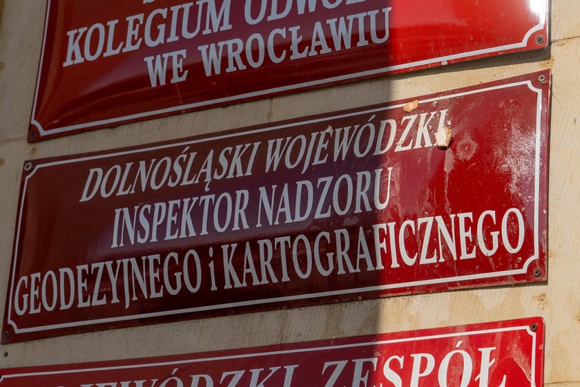 Uszkodzenia budynku Urzędu Wojewódzkiego po demonstracji rolników