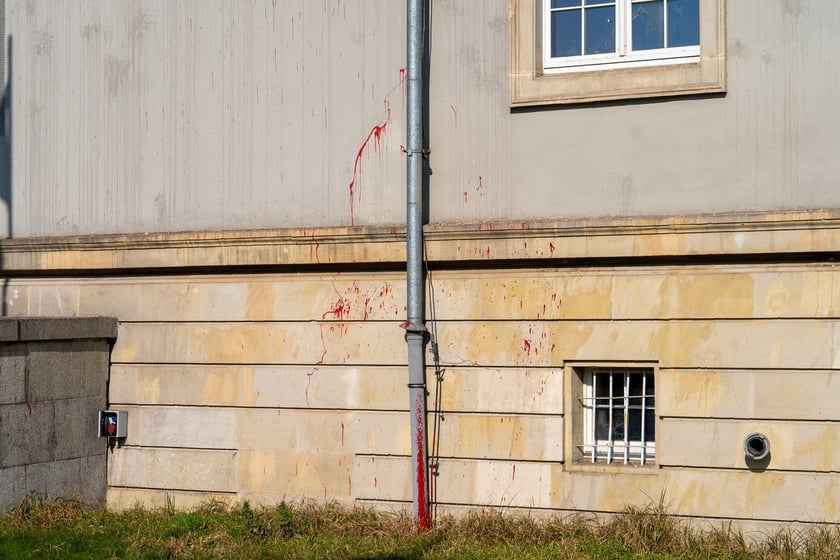 Uszkodzenia budynku Urzędu Wojewódzkiego po demonstracji rolników