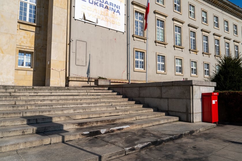 Uszkodzenia budynku Urzędu Wojewódzkiego po demonstracji rolników