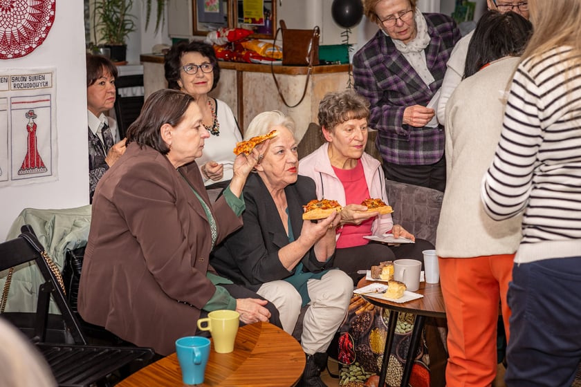 Dzień Kobiet w Rewirze Twórczym na Swojczycach, spotkanie z prezydentem Wrocławia Jackiem Sutrykiem