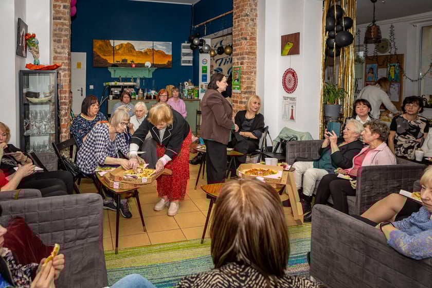 Dzień Kobiet w Rewirze Twórczym na Swojczycach, spotkanie z prezydentem Wrocławia Jackiem Sutrykiem