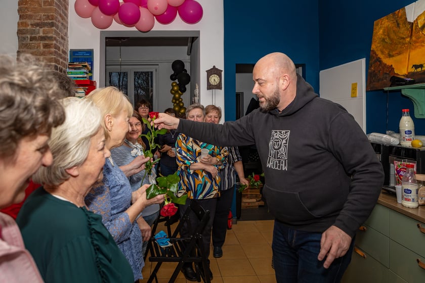 Dzień Kobiet w Rewirze Twórczym na Swojczycach, spotkanie z prezydentem Wrocławia Jackiem Sutrykiem