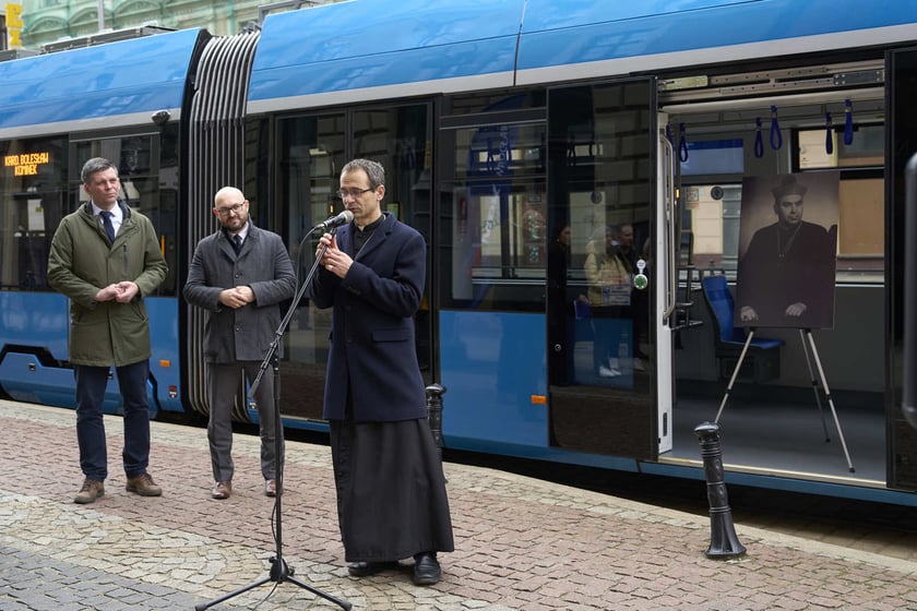 Nadanie tramwajowi imienia kard. Bolesława Kominka. Ks. Maciej Małyga, biskup pomocniczy wrocławski