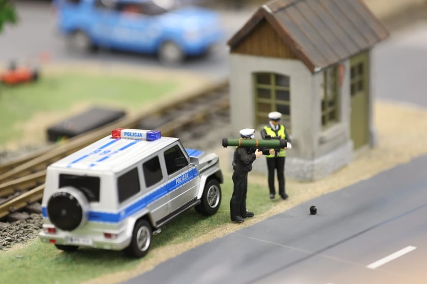 Policjanci z granatnikiem