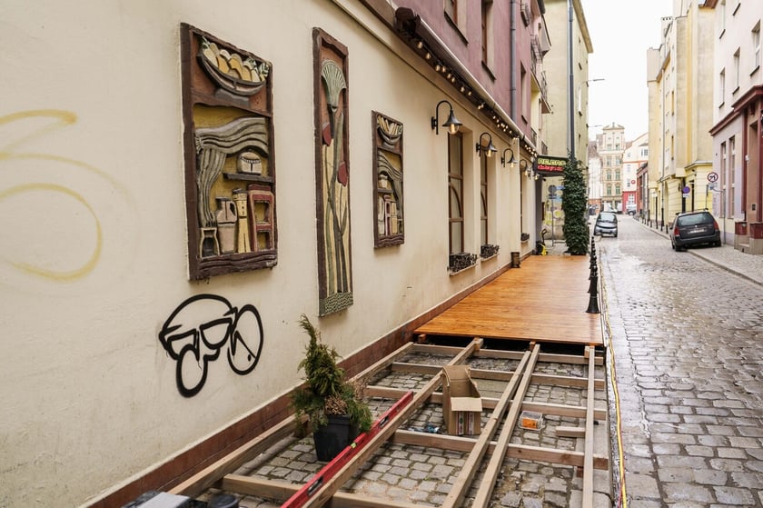 Ogródki gastronomiczne na Starym Mieście we Wrocławiu w marcu 2024