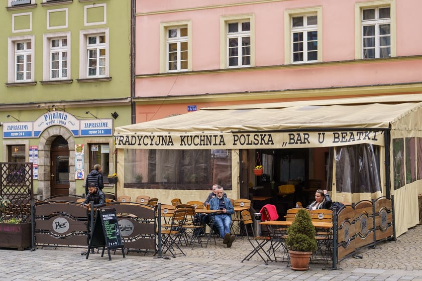 Ogródki gastronomiczne na Starym Mieście we Wrocławiu w marcu 2024