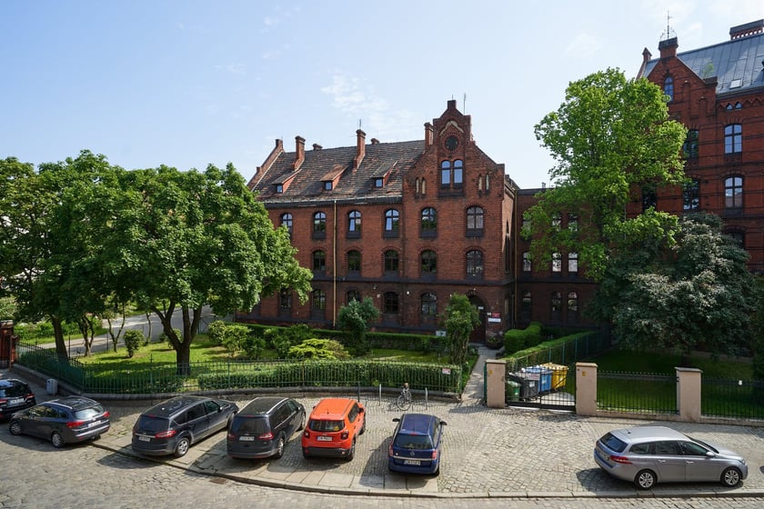 Dawny dom pomocy społecznej i dawny akademik Wagant na Ołbinie