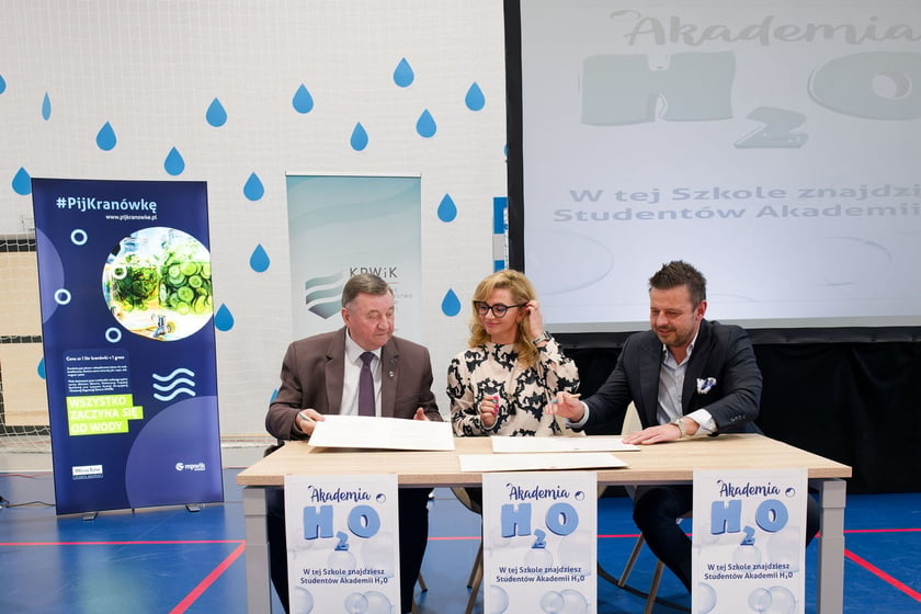 Inaguracja projektu Akademia H2O w gminie Kobierzyce. Umowę licencyjną podpisali Ryszard Pacholik, wójt gminy Kobierzyce, Anna Oleśniewicz, dyrektor finansowy/ prokurent KPWiK Sp. z o.o. oraz Marcin Garcarz, wiceprezes MPWiK Wrocław