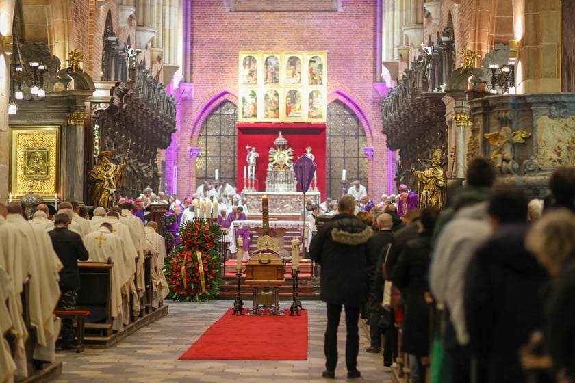 Uroczystości pogrzebowe arcybiskupa Mariana Gołębiewskiego w katedrze na Ostrowie Tumskim we Wrocławiu