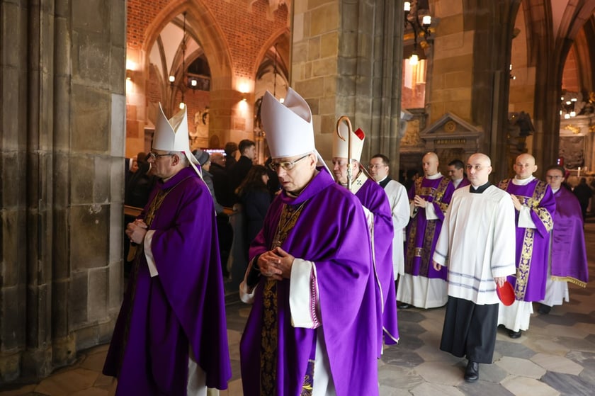 Uroczystości pogrzebowe arcybiskupa Mariana Gołębiewskiego w katedrze na Ostrowie Tumskim we Wrocławiu