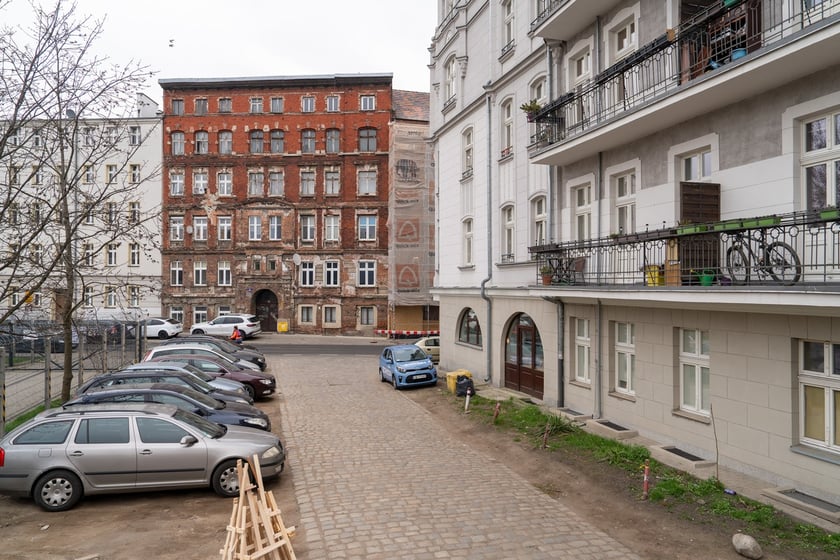 Akcja re-witalizacja. Plan władz Wrocławia na remont kamienic i modernizację podwórek. Część kamienic przy ul. Kurkowej już przeszło remont, jest plan na odnowienie kolejnych historycznych budynków oraz podwórek