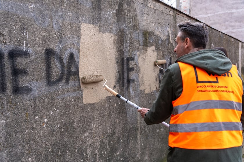 Akcja usuwania napisów we Wrocławiu w Światowym Dniu Walki z Dyskryminacją Rasową