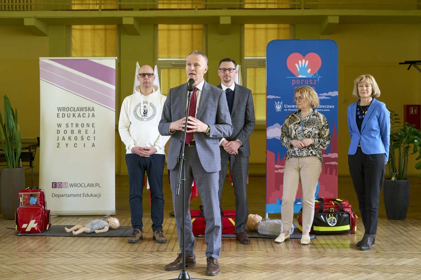Konferencja prasowa przekazania szkole LZN przy ul. Kiełczowskiej defibrylator&oacute;w. Podczas konferencji uczmniowie zorganizowali pokaz udzielania pierwszej pomocy&nbsp;&nbsp;