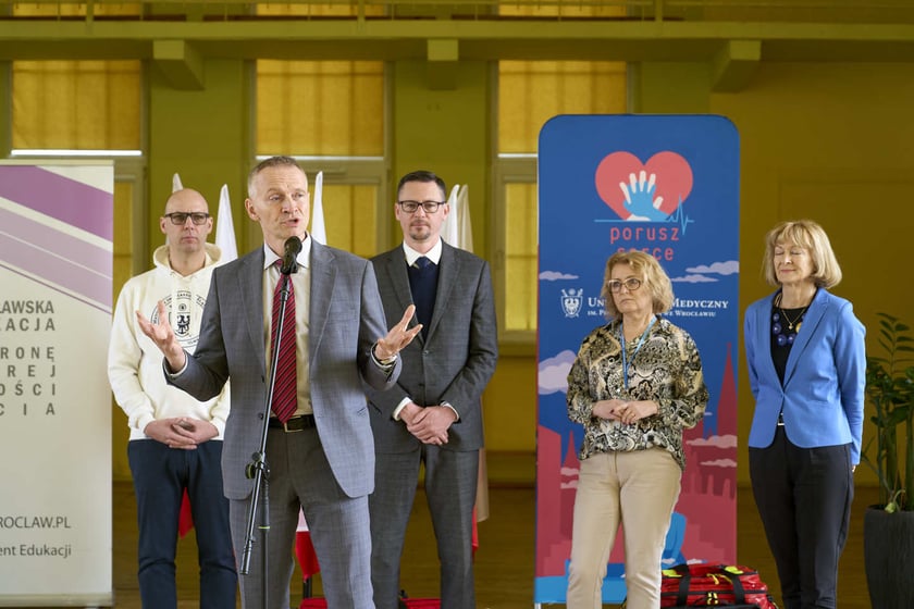 Konferencja prasowa przekazania szkole LZN przy ul. Kiełczowskiej defibrylator&oacute;w. Podczas konferencji uczmniowie zorganizowali pokaz udzielania pierwszej pomocy&nbsp;&nbsp;
