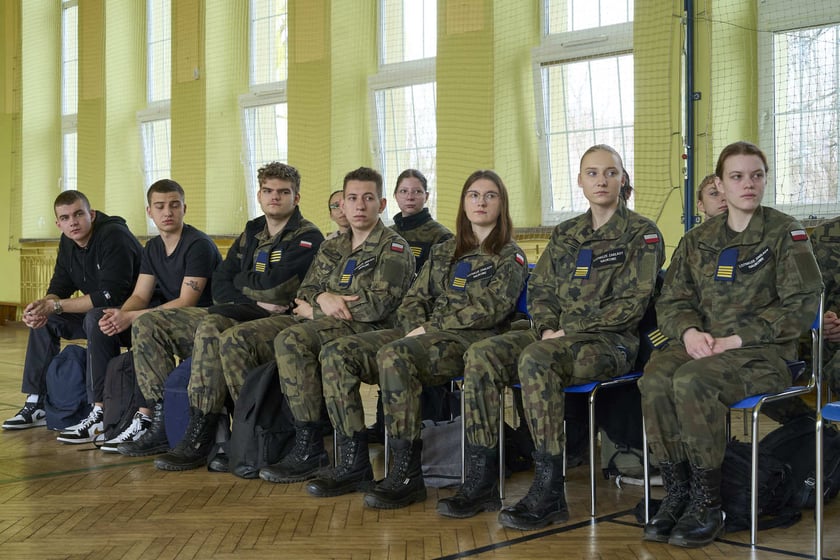 Konferencja prasowa przekazania szkole LZN przy ul. Kiełczowskiej defibrylator&oacute;w. Podczas konferencji uczmniowie zorganizowali pokaz udzielania pierwszej pomocy&nbsp;&nbsp;