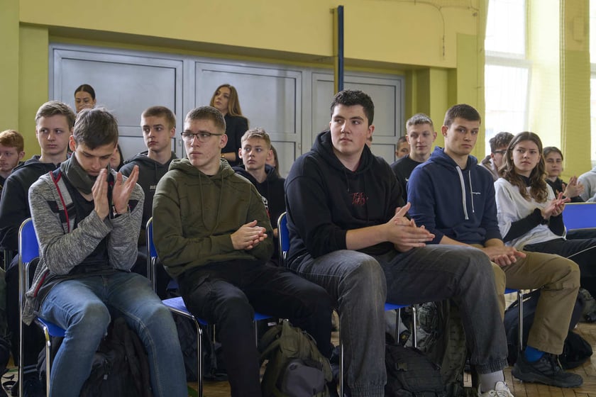 Konferencja prasowa przekazania szkole LZN przy ul. Kiełczowskiej defibrylator&oacute;w. Podczas konferencji uczmniowie zorganizowali pokaz udzielania pierwszej pomocy&nbsp;&nbsp;