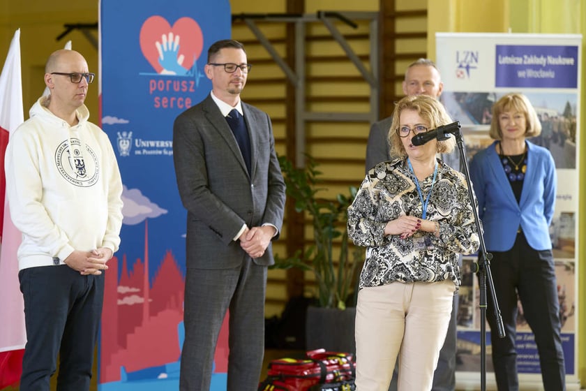 Konferencja prasowa przekazania szkole LZN przy ul. Kiełczowskiej defibrylator&oacute;w. Podczas konferencji uczmniowie zorganizowali pokaz udzielania pierwszej pomocy&nbsp;&nbsp;