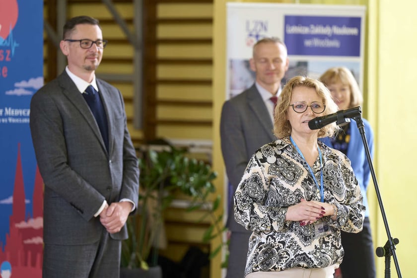 Konferencja prasowa przekazania szkole LZN przy ul. Kiełczowskiej defibrylator&oacute;w. Podczas konferencji uczmniowie zorganizowali pokaz udzielania pierwszej pomocy&nbsp;&nbsp;