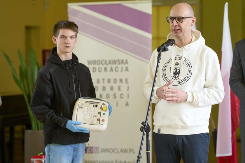 Konferencja prasowa przekazania szkole LZN przy ul. Kiełczowskiej defibrylator&oacute;w. Podczas konferencji uczmniowie zorganizowali pokaz udzielania pierwszej pomocy&nbsp;&nbsp;