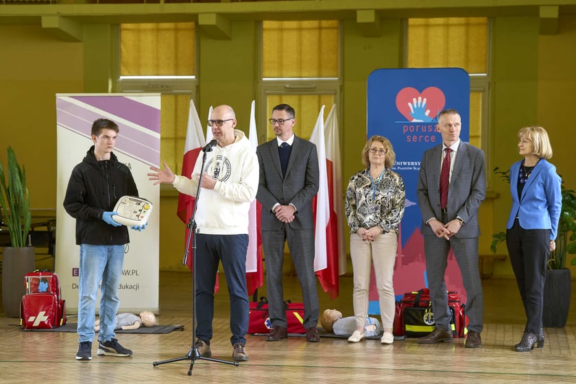 Konferencja prasowa przekazania szkole LZN przy ul. Kiełczowskiej defibrylator&oacute;w. Podczas konferencji uczmniowie zorganizowali pokaz udzielania pierwszej pomocy&nbsp;&nbsp;