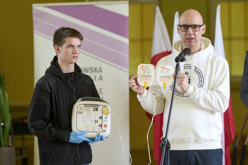 Konferencja prasowa przekazania szkole LZN przy ul. Kiełczowskiej defibrylator&oacute;w. Podczas konferencji uczmniowie zorganizowali pokaz udzielania pierwszej pomocy&nbsp;&nbsp;