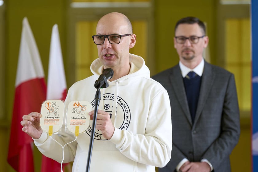 Konferencja prasowa przekazania szkole LZN przy ul. Kiełczowskiej defibrylator&oacute;w. Podczas konferencji uczmniowie zorganizowali pokaz udzielania pierwszej pomocy&nbsp;&nbsp;
