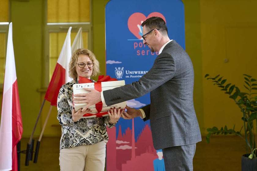 Konferencja prasowa przekazania szkole LZN przy ul. Kiełczowskiej defibrylator&oacute;w. Podczas konferencji uczmniowie zorganizowali pokaz udzielania pierwszej pomocy&nbsp;&nbsp;