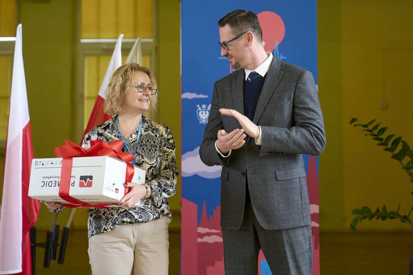Konferencja prasowa przekazania szkole LZN przy ul. Kiełczowskiej defibrylator&oacute;w. Podczas konferencji uczmniowie zorganizowali pokaz udzielania pierwszej pomocy&nbsp;&nbsp;