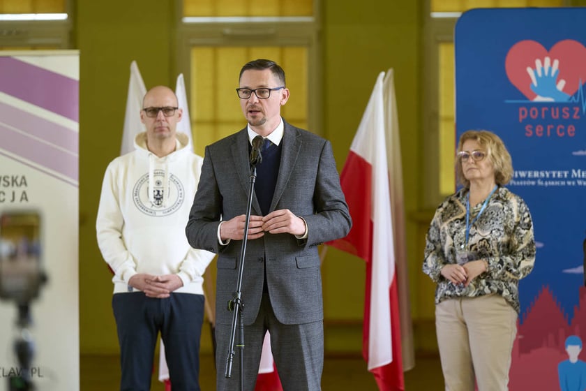 Konferencja prasowa przekazania szkole LZN przy ul. Kiełczowskiej defibrylator&oacute;w. Podczas konferencji uczmniowie zorganizowali pokaz udzielania pierwszej pomocy&nbsp;&nbsp;