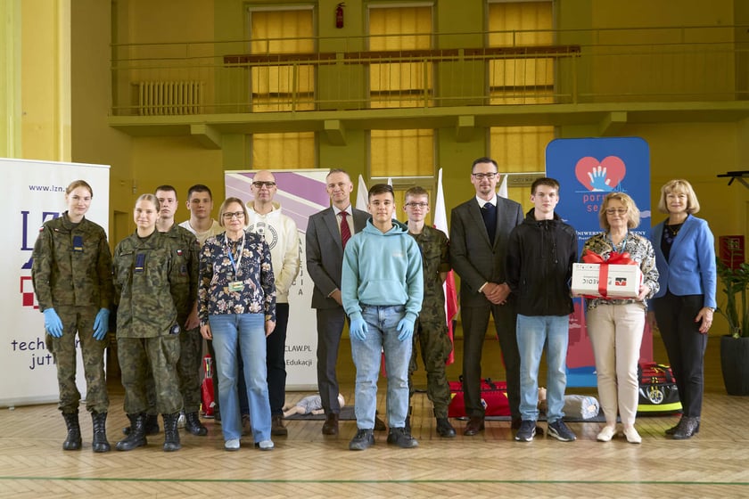 Konferencja prasowa przekazania szkole LZN przy ul. Kiełczowskiej defibrylator&oacute;w. Podczas konferencji uczmniowie zorganizowali pokaz udzielania pierwszej pomocy&nbsp;&nbsp;