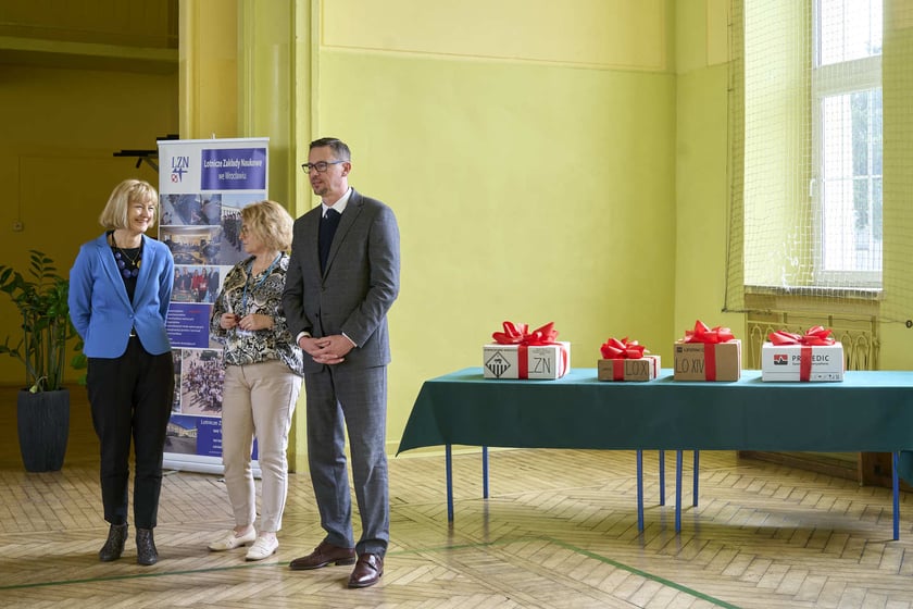 Konferencja prasowa przekazania szkole LZN przy ul. Kiełczowskiej defibrylator&oacute;w. Podczas konferencji uczmniowie zorganizowali pokaz udzielania pierwszej pomocy&nbsp;&nbsp;