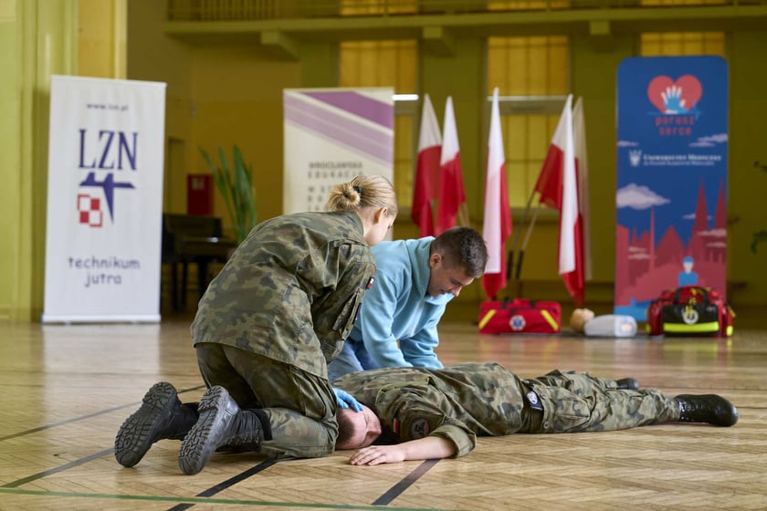 Konferencja prasowa przekazania szkole LZN przy ul. Kiełczowskiej defibrylator&oacute;w. Podczas konferencji uczmniowie zorganizowali pokaz udzielania pierwszej pomocy&nbsp;&nbsp;