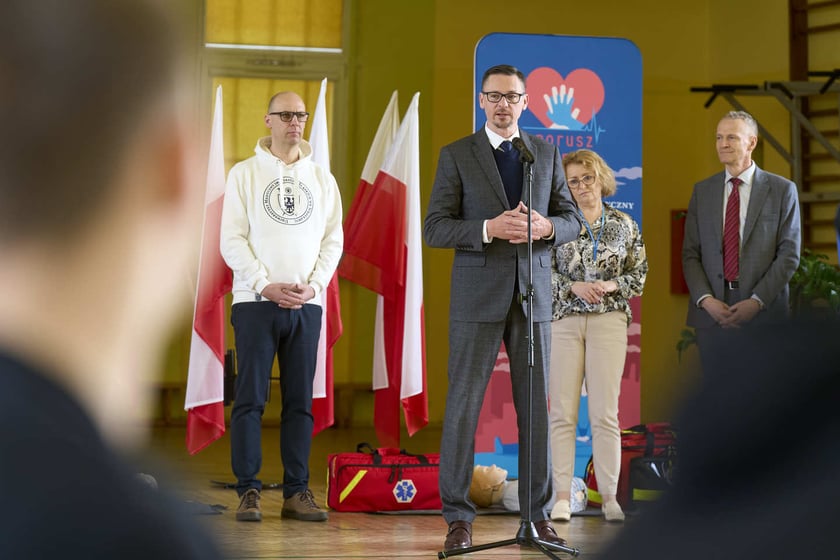 Konferencja prasowa przekazania szkole LZN przy ul. Kiełczowskiej defibrylator&oacute;w. Podczas konferencji uczmniowie zorganizowali pokaz udzielania pierwszej pomocy&nbsp;&nbsp;