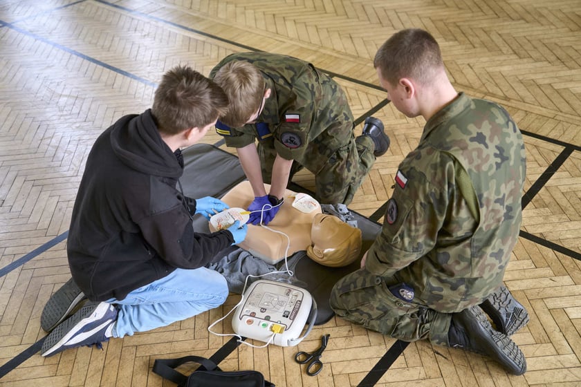 Konferencja prasowa przekazania szkole LZN przy ul. Kiełczowskiej defibrylator&oacute;w. Podczas konferencji uczmniowie zorganizowali pokaz udzielania pierwszej pomocy&nbsp;&nbsp;