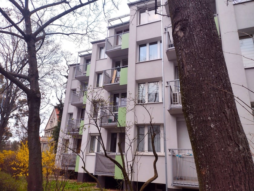 Sudety, nowy budynek handlowo-usługowy przy yl. Sudeckiej 108, marzec 2024