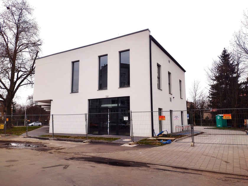 Sudety, nowy budynek handlowo-usługowy przy yl. Sudeckiej 108, marzec 2024