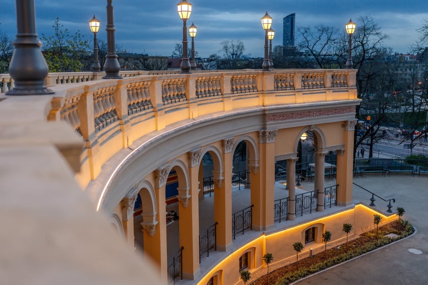 Rozświetlony Bastion Sakwowy na wzgórzu Partyzantów.