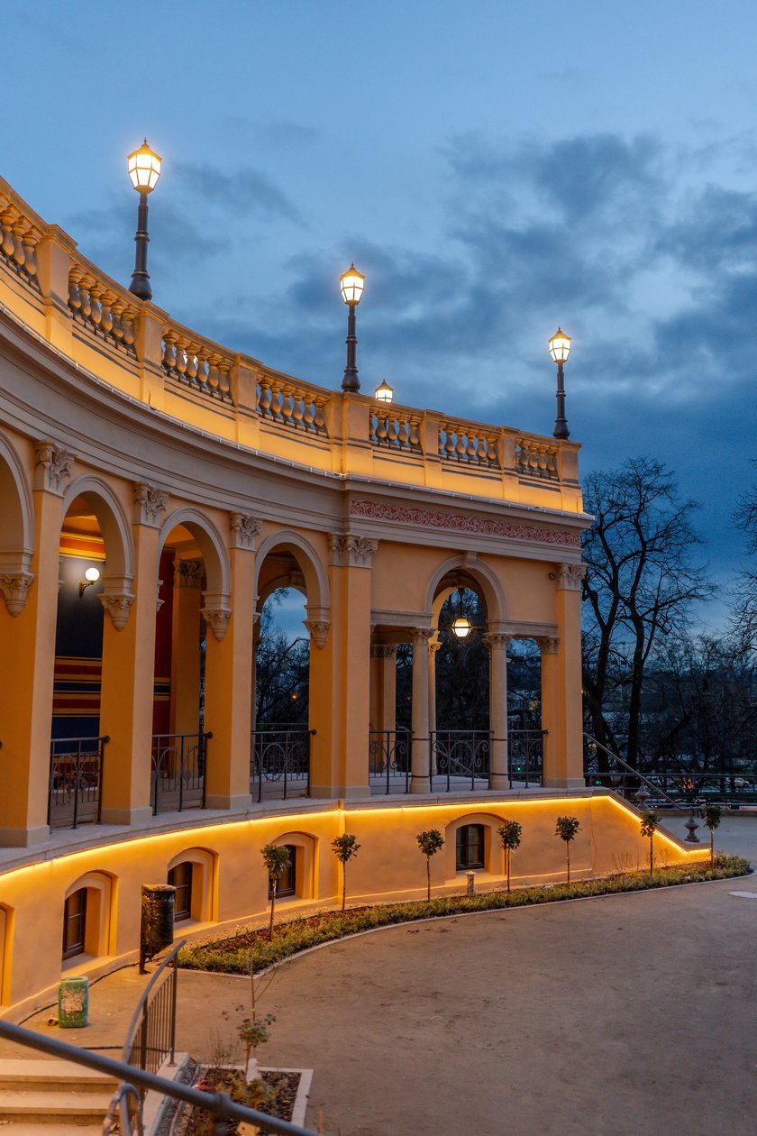 Rozświetlony Bastion Sakwowy na wzgórzu Partyzantów.