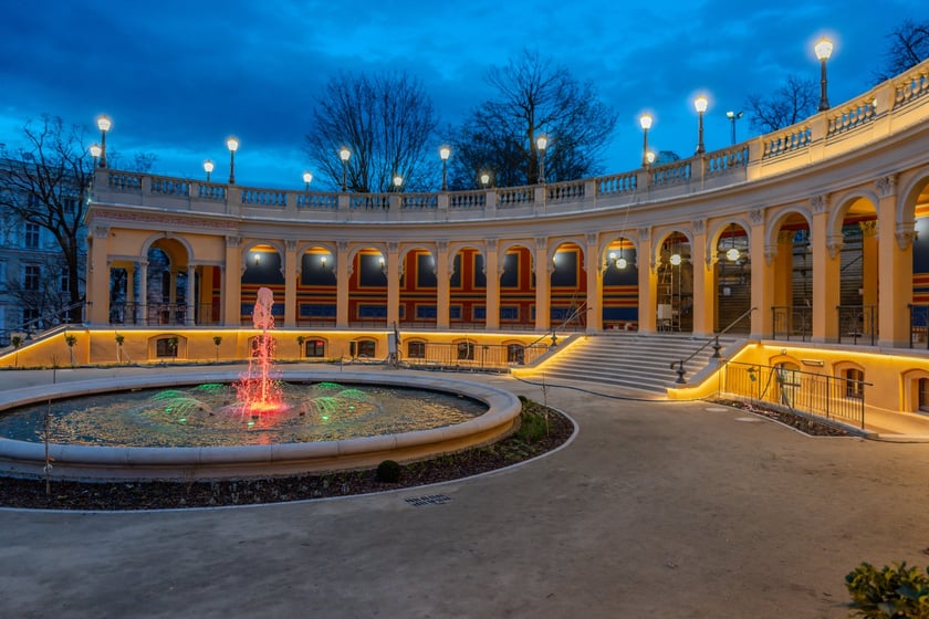 Rozświetlony Bastion Sakwowy na wzgórzu Partyzantów.