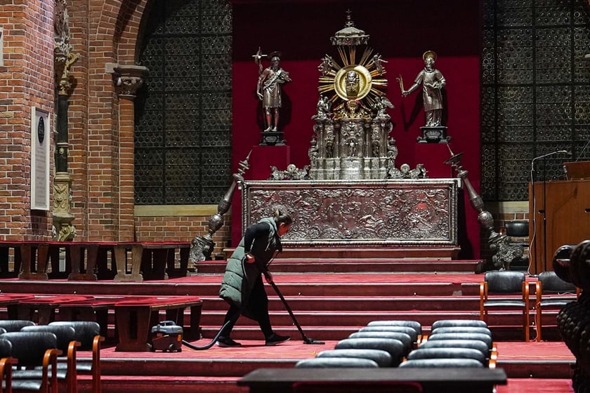 Przygotowania do świat wielkanocnych w katedrze we Wrocławiu