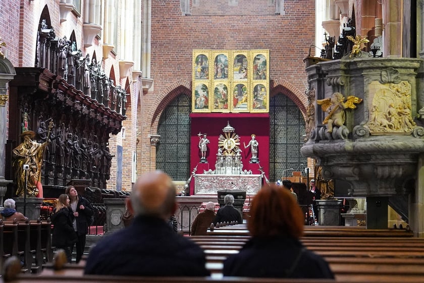 Przygotowania do świąt wielkanocnych w katedrze we Wrocławiu