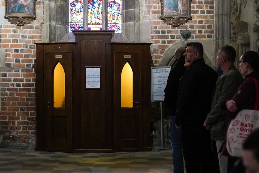 Przygotowania do świąt wielkanocnych w katedrze we Wrocławiu