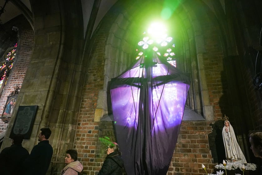 Przygotowania do świąt wielkanocnych w katedrze we Wrocławiu