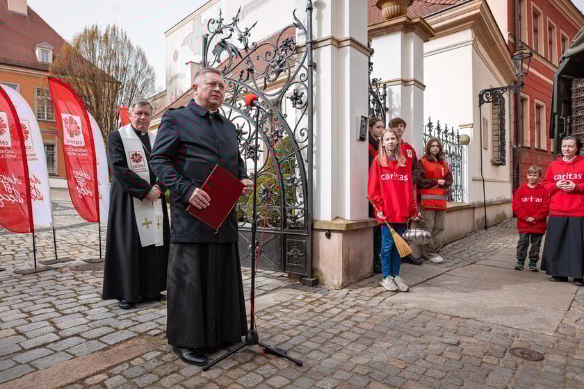 Caritas rozdał ubogim 600 paczek