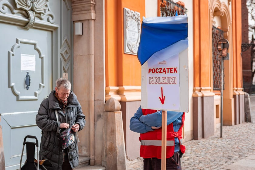 Caritas rozdał ubogim 600 paczek