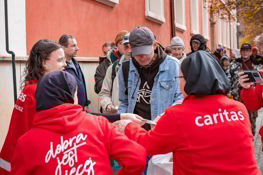 Caritas rozdał ubogim 600 paczek