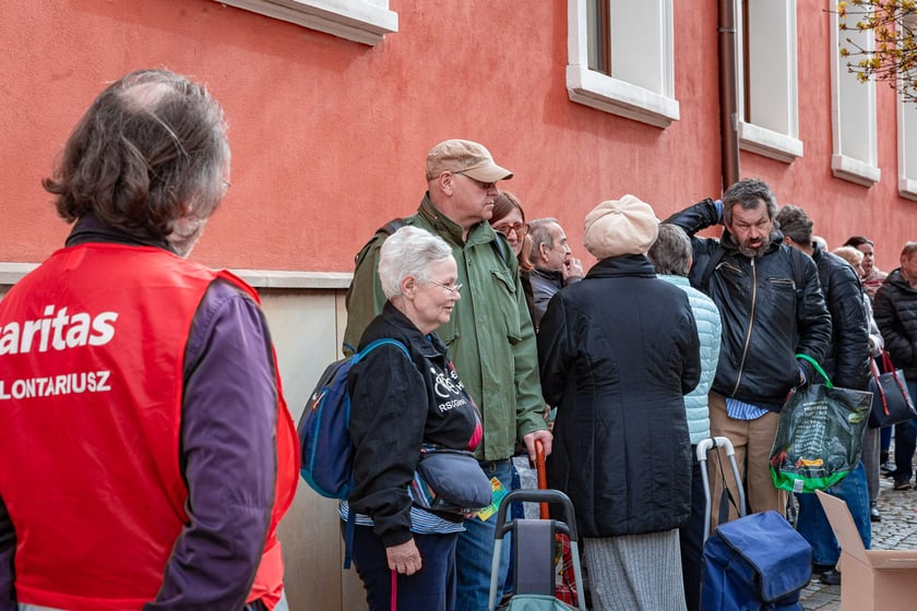 Caritas rozdał ubogim 600 paczek